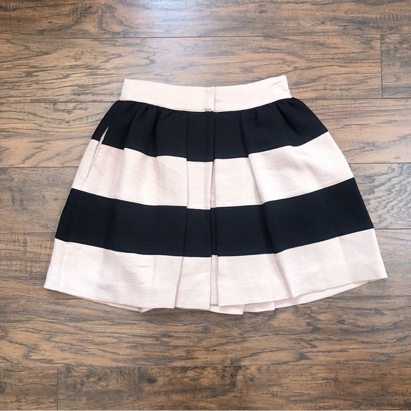 BCBGeneration • Pleated Mini Skirt tan black stripe Dark Buff pockets full - Picture 9 of 10